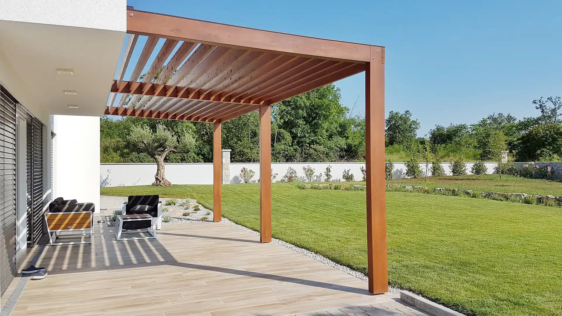 Pergola dans un jardin ensoleillé