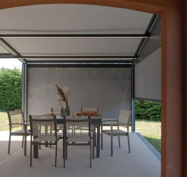 Pergola store dans un jardin ensoleillé