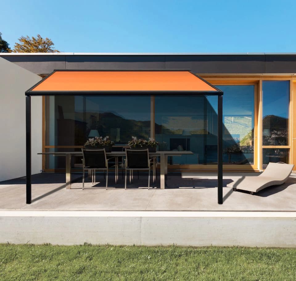 Pergola store dans un jardin ensoleillé