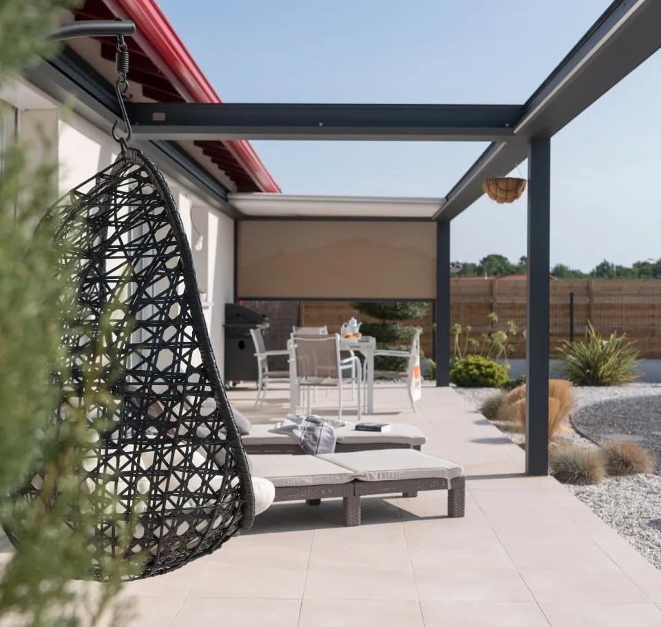 Pergola toile dans un jardin ensoleillé