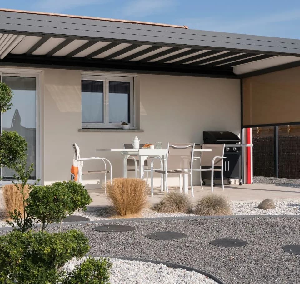 Pergola toile dans un jardin ensoleillé