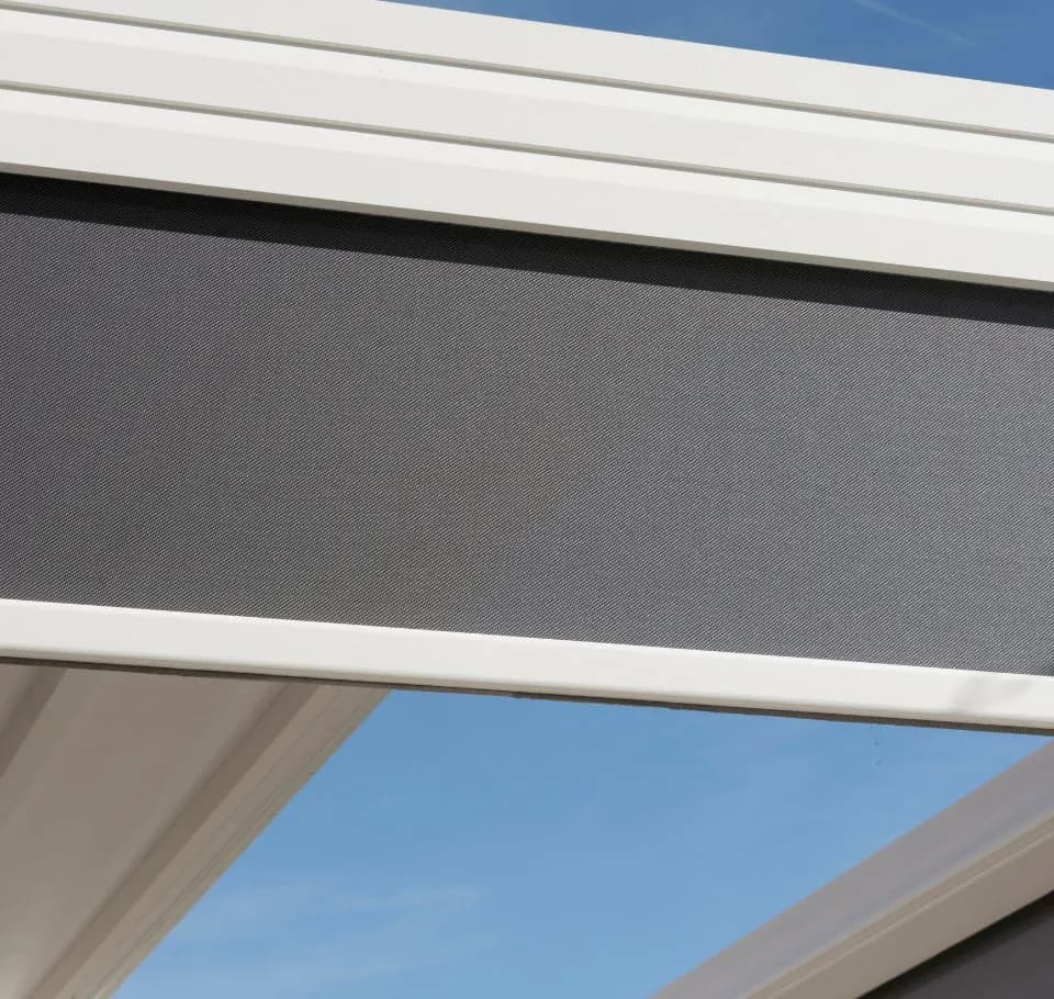 Pergola toile dans un jardin ensoleillé