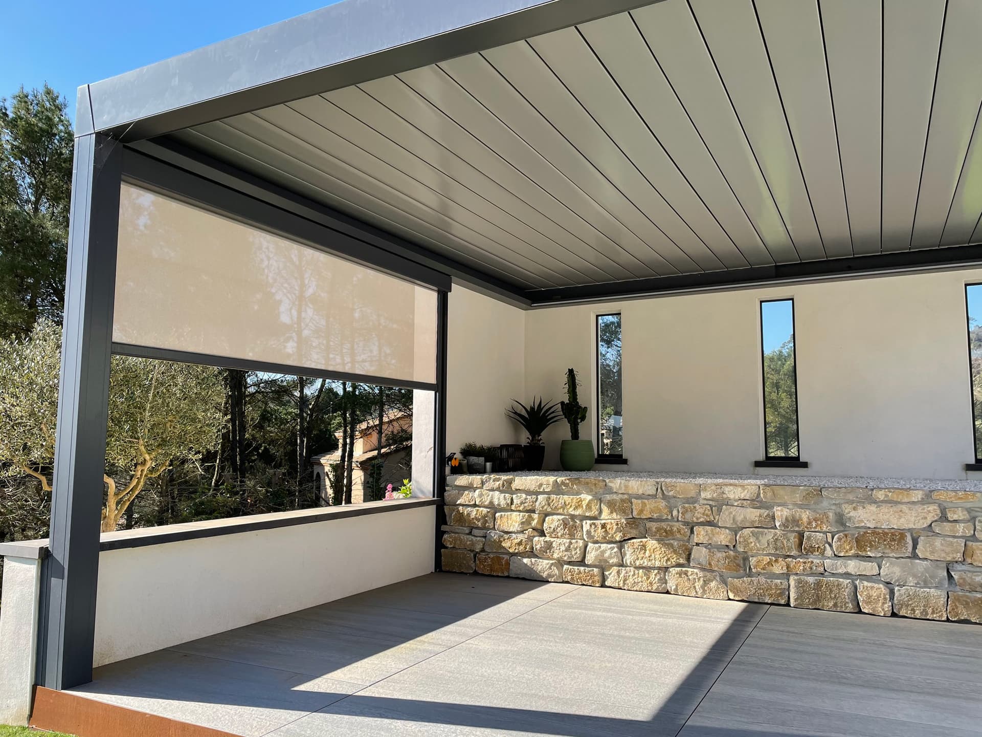 Pergola bioclimatique dans un jardin ensoleillé
