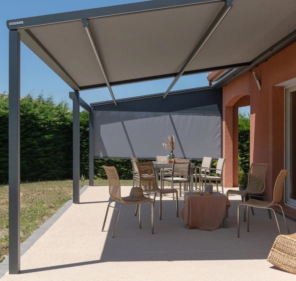 Pergola store dans un jardin ensoleillé