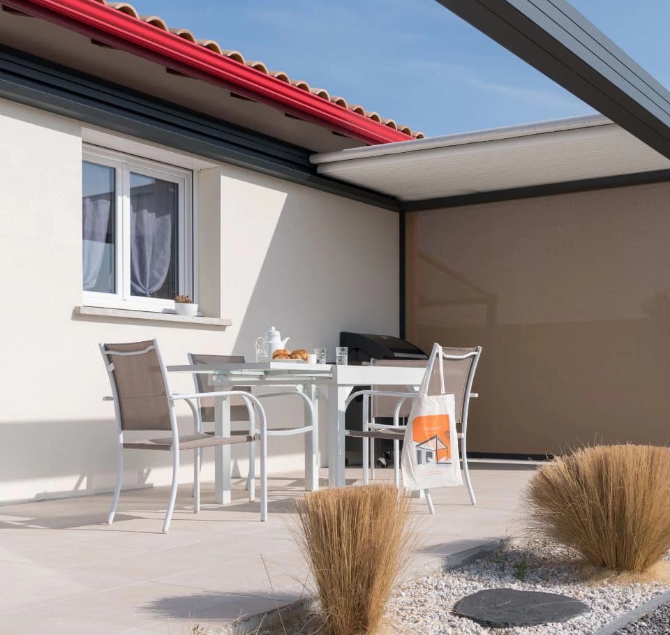 Pergola toile dans un jardin ensoleillé