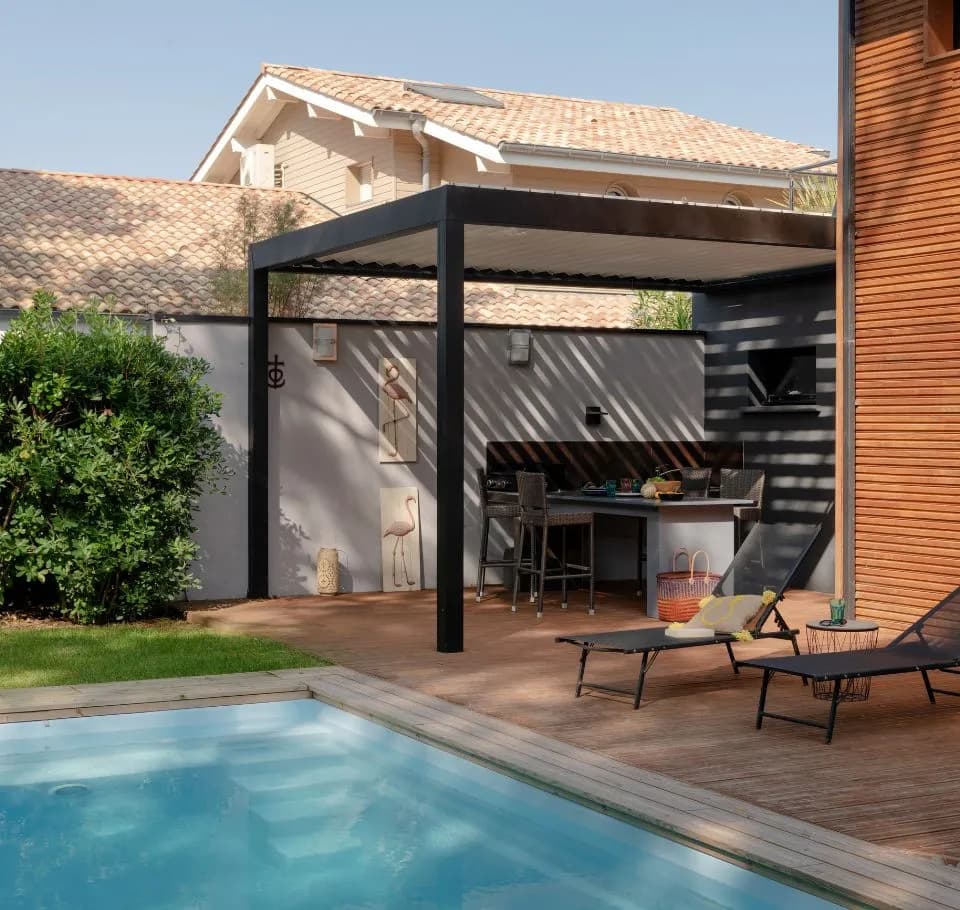 Pergola bioclimatique dans un jardin ensoleillé