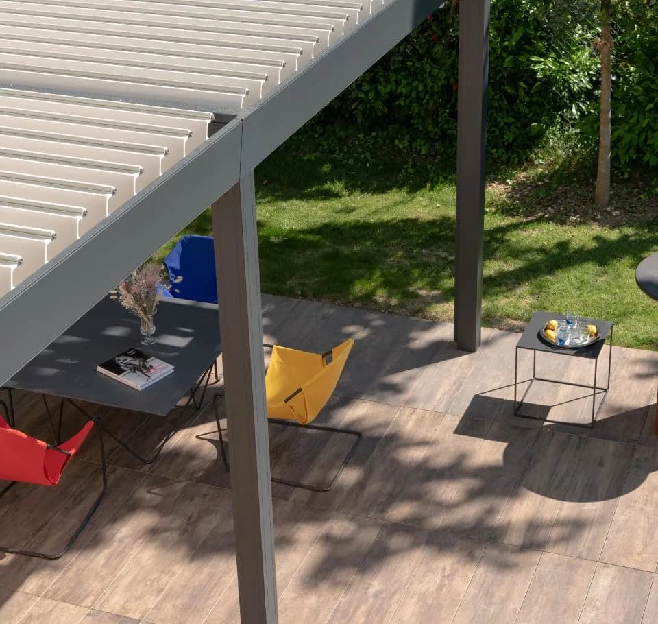 Pergola bioclimatique dans un jardin ensoleillé