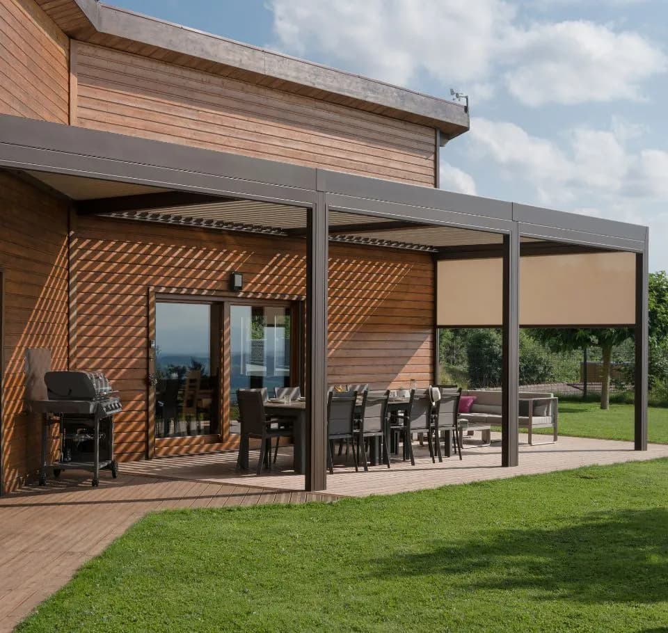 Pergola bioclimatique dans un jardin ensoleillé