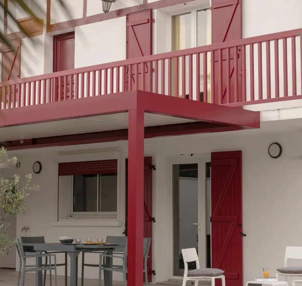 Pergola bioclimatique dans un jardin ensoleillé
