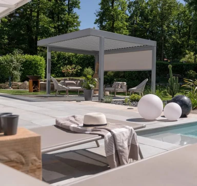 Pergola bioclimatique dans un jardin ensoleillé