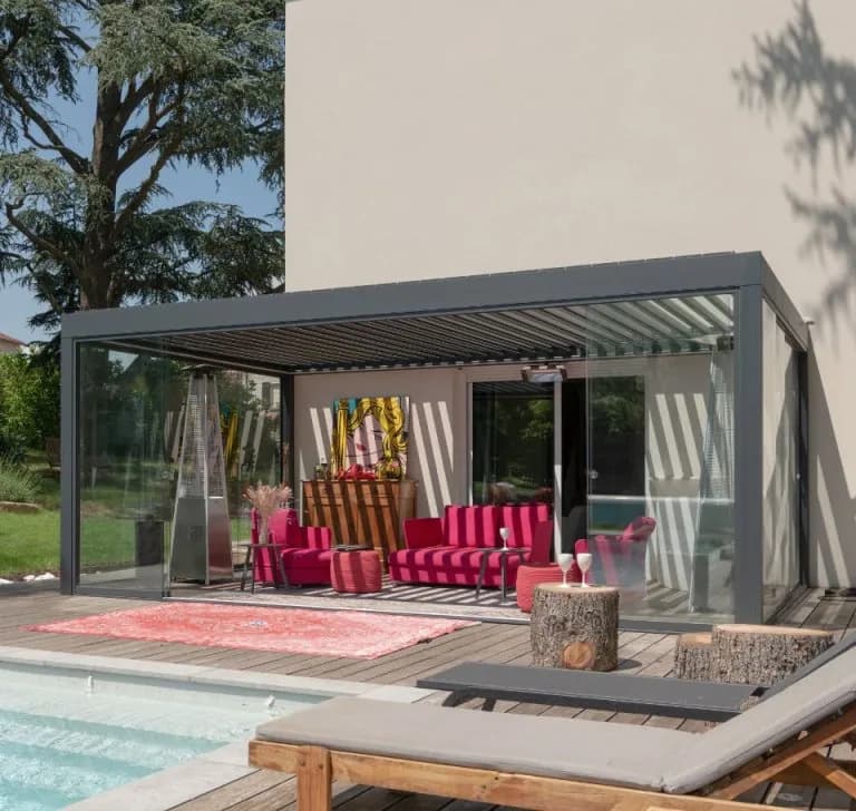Pergola bioclimatique dans un jardin ensoleillé