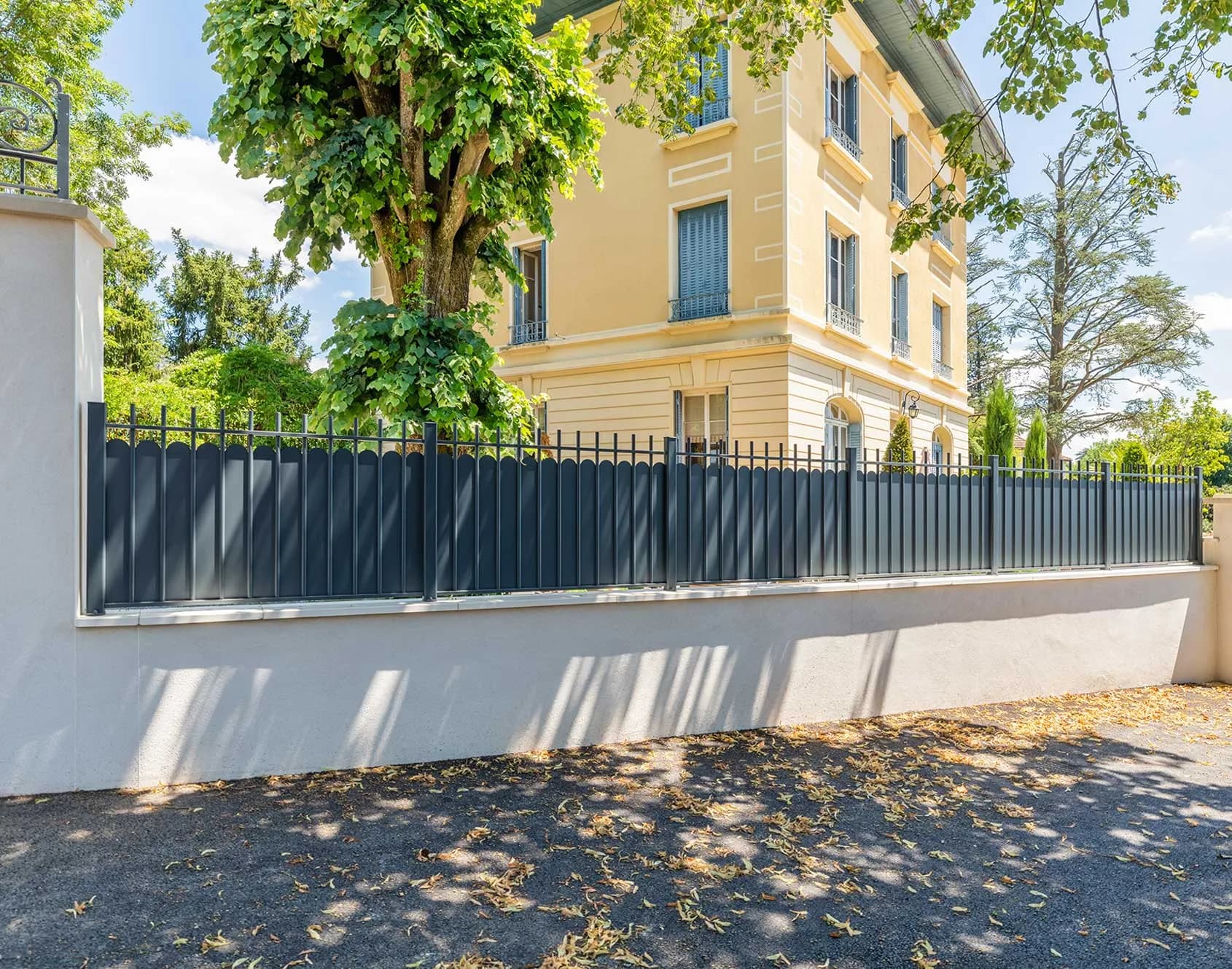 clôtures en aluminium et en bois